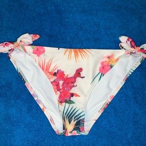 White flower print bikini bottoms